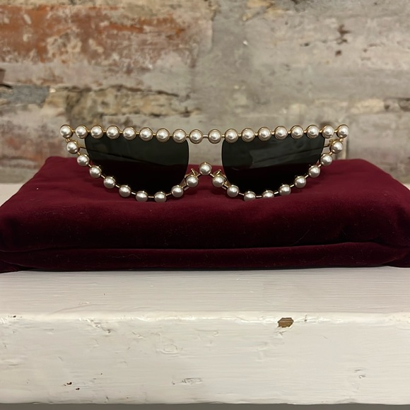 GUCCI FOREVER HOLLYWOOD EMBELLISHED PEARL WITH GOLD CAT EYE SUNGLASSES - Picture 3 of 13